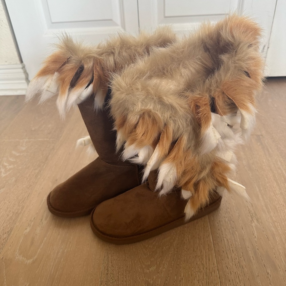 chestnut fuzzy boot. Size 7 (fits like 7.5)